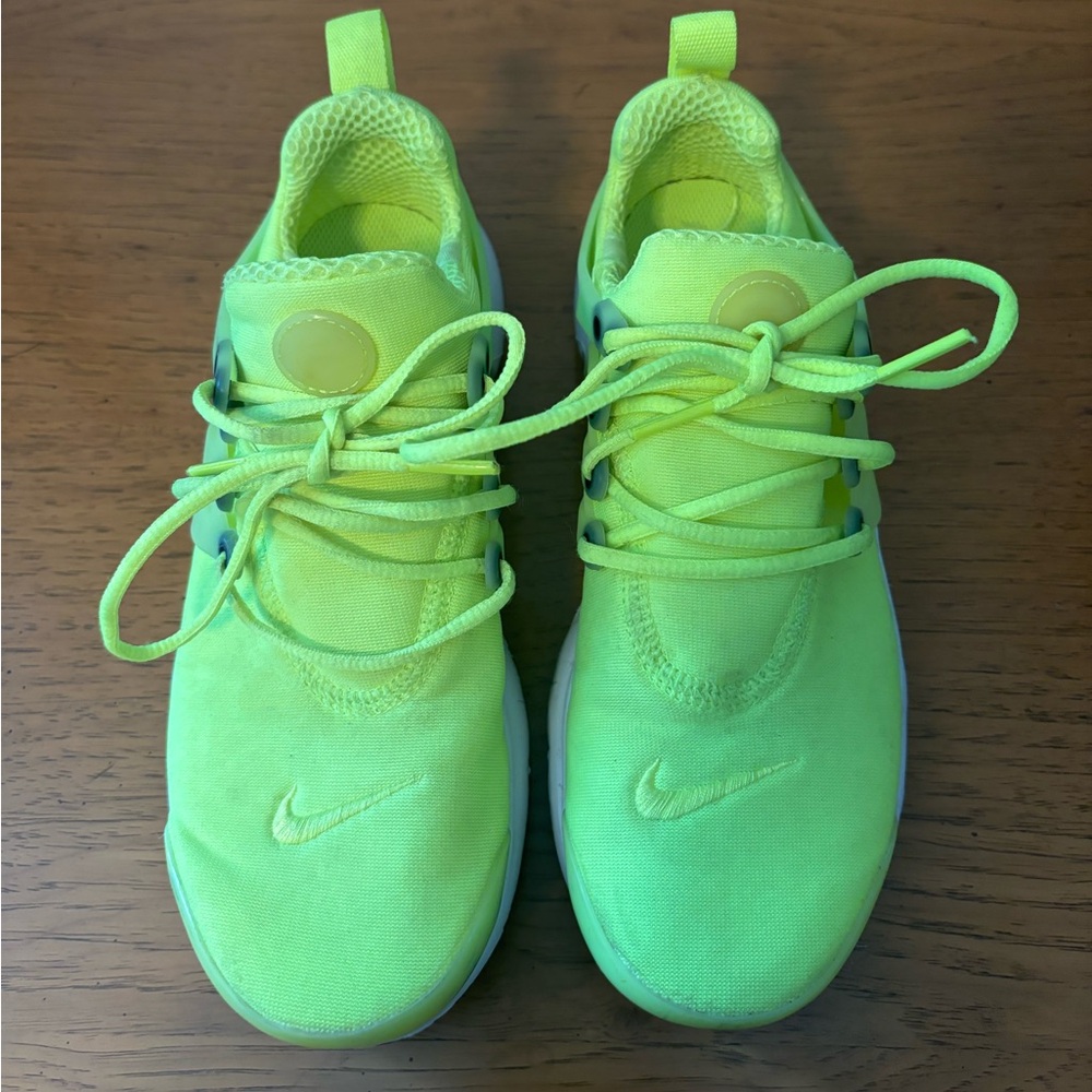 Kids neon yellow Nike’s size 4